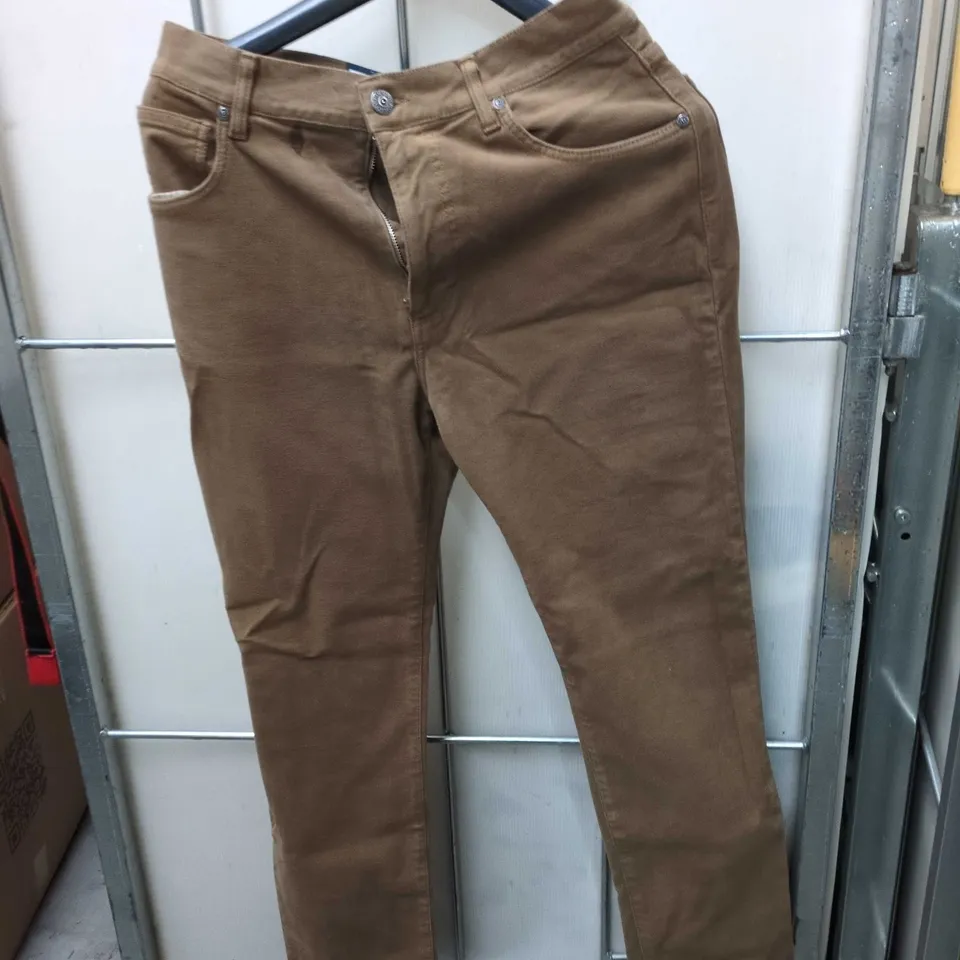 BOX OF APPROXIMATELY 25 ASSORTED CLOTHING ITEMS TO INCLUDE: BLUE JUMPER AND BROWN CHINOS