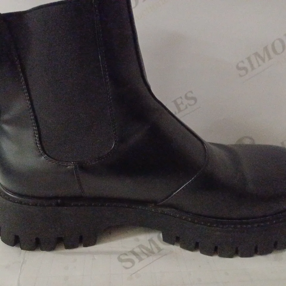 BOXED PAIR OF KOI WOMEN'S ORSON SWITCH CHELSEA BOOTS SIZE 9