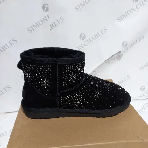 BOXED PAIR OF BONOVA SPARKLE SHEEPSKIN BOOTS BLACK SIZE 8