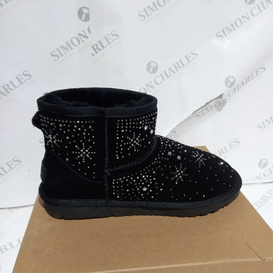 BOXED PAIR OF BONOVA SPARKLE SHEEPSKIN BOOTS BLACK SIZE 8