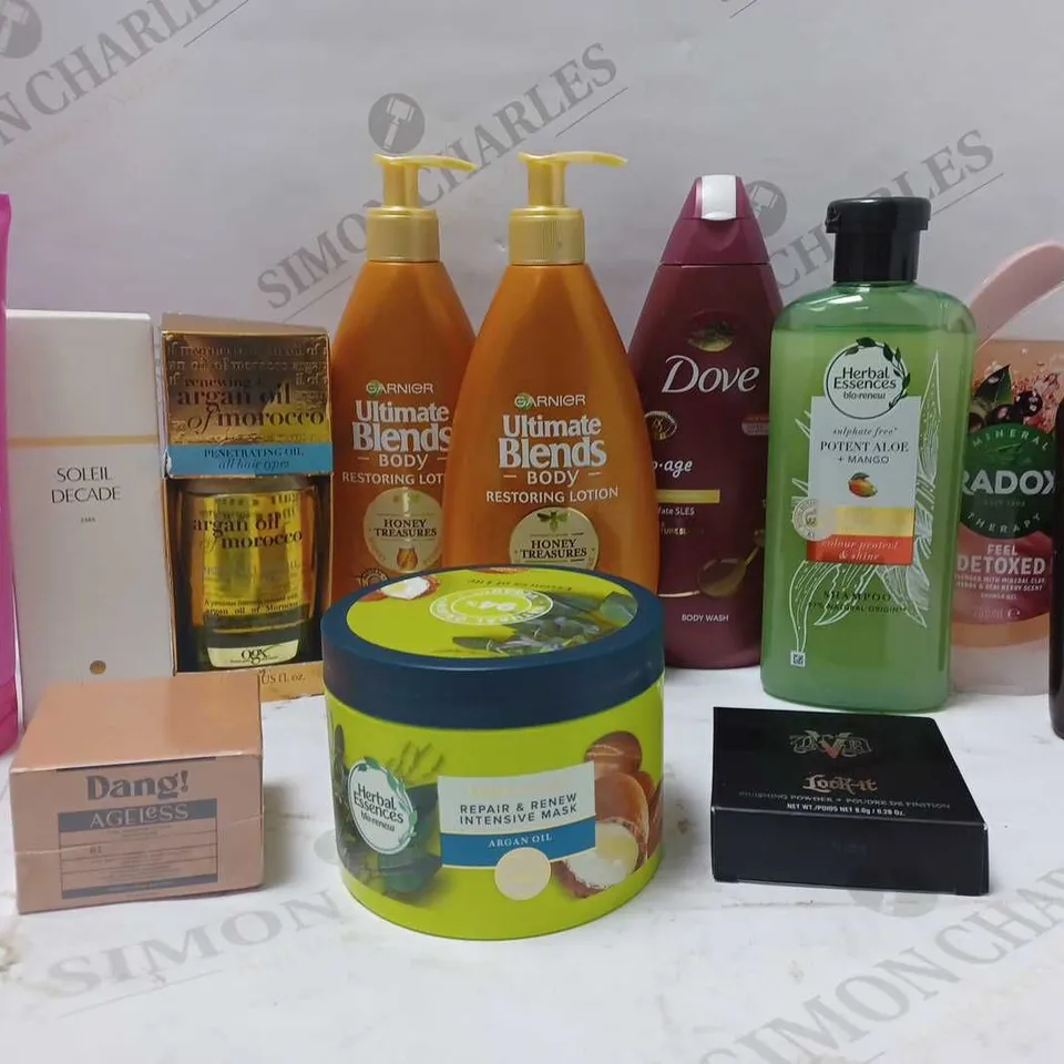 LOT OF APPROX 12 ASSORTED BEAUTY PRODUCTS TO INCLUDE LEE STAFFORD HAIR GROWTH SHAMPOO, GARNIER RESTORING BODY LOTION, RADOX SHOWER GEL, ETC 
