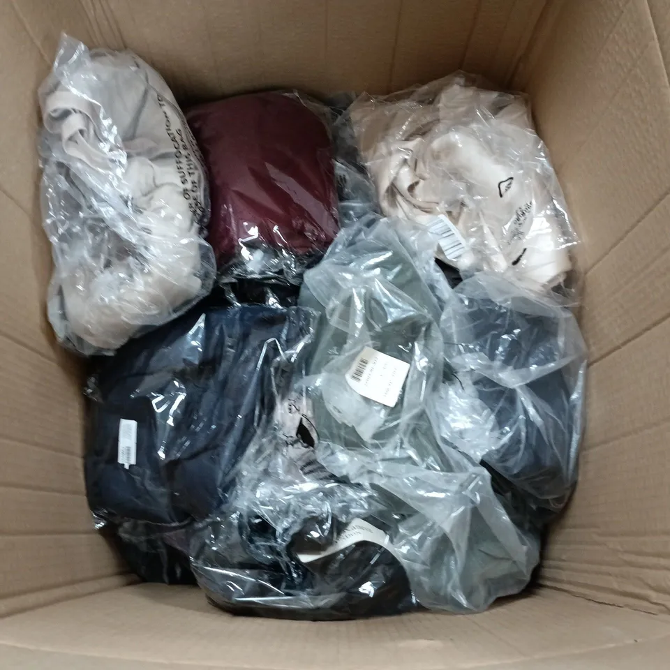 LOT OF APPROXIMATELY 30 ASSORTED CLOTHING ITEMS IN VARIOUS STYLES AND SIZES