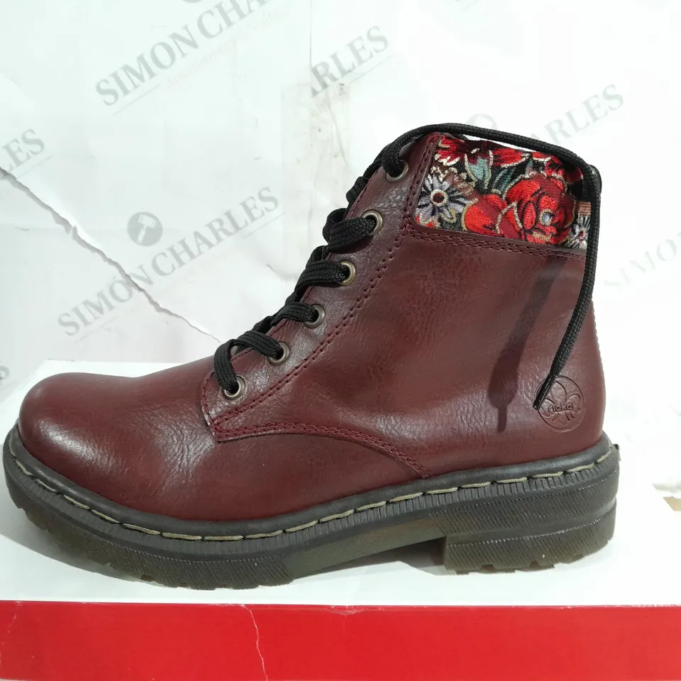 BOXED PAIR OF RIEKER RED INTEREST COLOUR BOOT SIZE 6 
