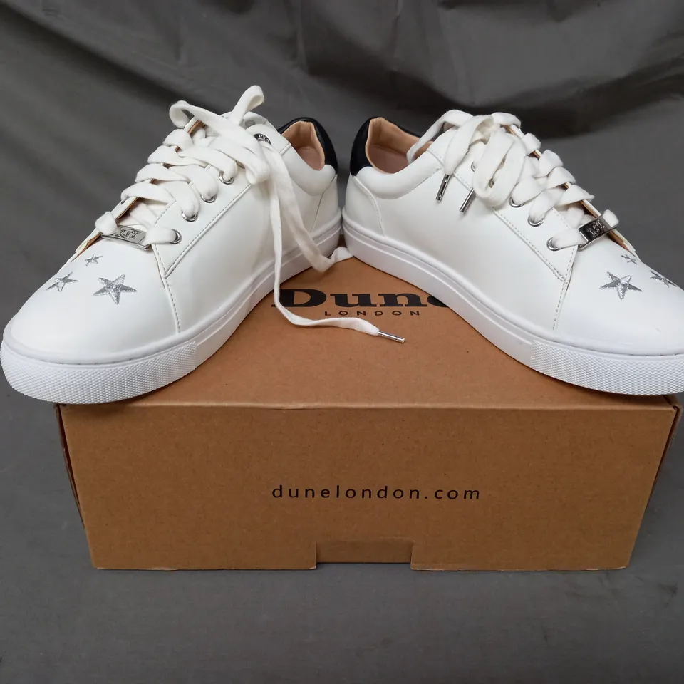 BOXED PAIR OF DUNE LONDON STAR EMBROIDERED TRAINERS IN WHITE SIZE 4