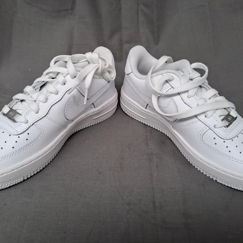 BOXED PAIR OF NIKE AIR FORCE 1 SHOES IN WHITE UK SIZE 3