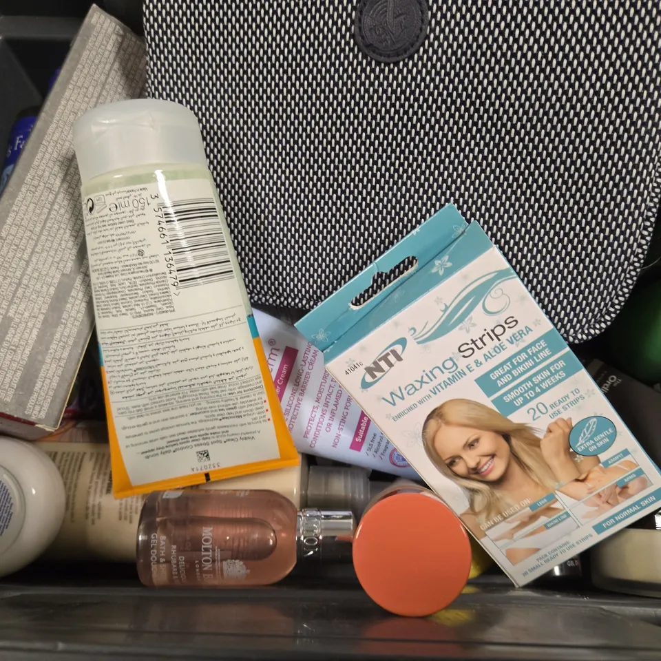 APPROXIMATELY 15 ASSORTED HEALTH & BEAUTY ITEMS TO INCLUDE - SQUATCH WOOD BARREL BOURBON SOAP , CERAVE CREAM TO FOAM , LOREAL ELVIVE OIL ETC