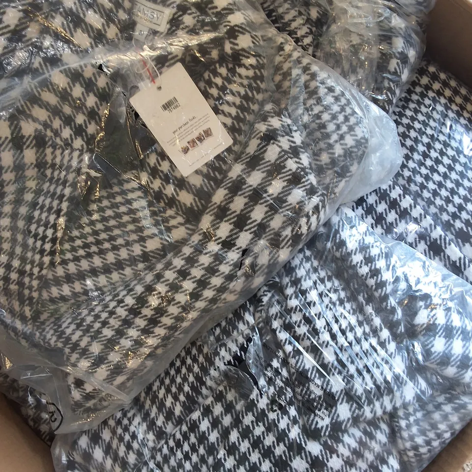 APPROXIMATELY 10 TAMSY CHECK JACKETS IN BLACK/WHITE IN VARIOUS SIZES