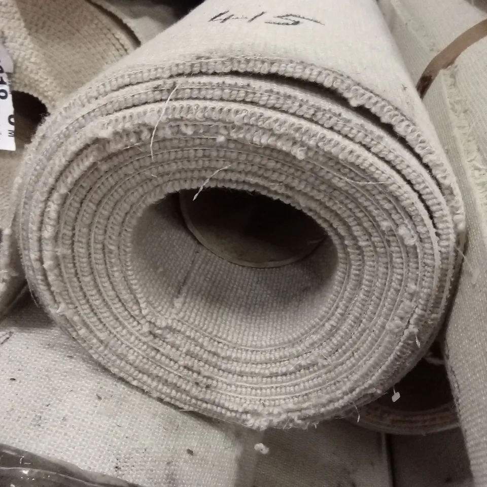 ROLL OF QUALITY ROMNEY SHINGLE BEACH CARPET // APPROX SIZE: 5 X 5.22m