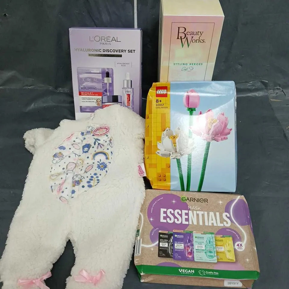 LOT OF APPROXIMATELY 5 ASSORTED ITEMS TO INCLUDE - BABY ANNABEL DOLL ONESIE - LEGO LOTUS FLOWERS 40647 - L'OREALHYALURONIC DISCOVERY SET - ETC