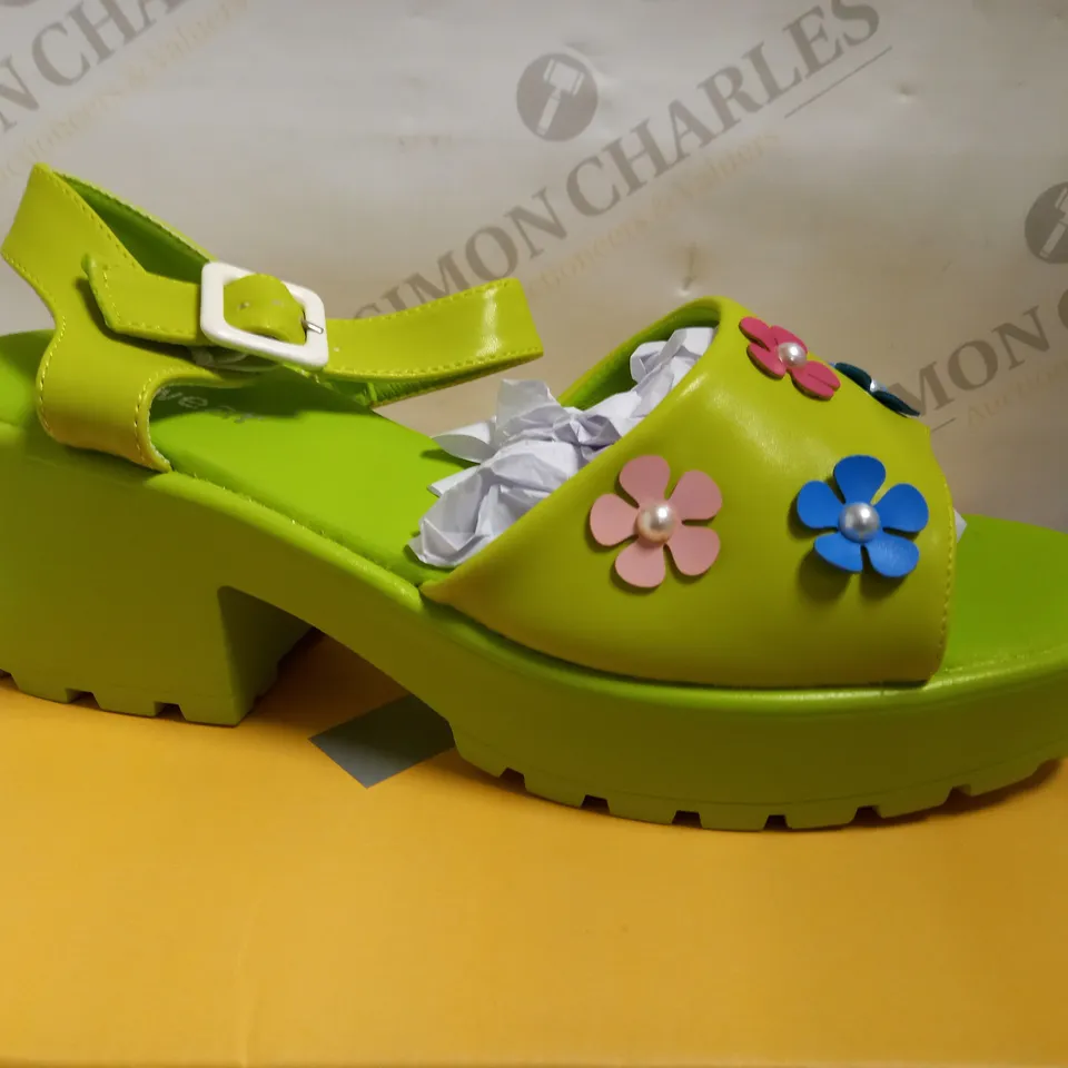 KOI VEGAN COZY FLOWER GARDEN GREEN CHUNKY SANDALS - SIZE 10
