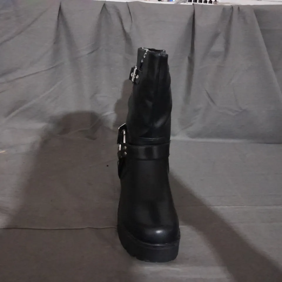 PAIR OF KOI ZIP UP BOOTS IN BLACK SIZE 5 