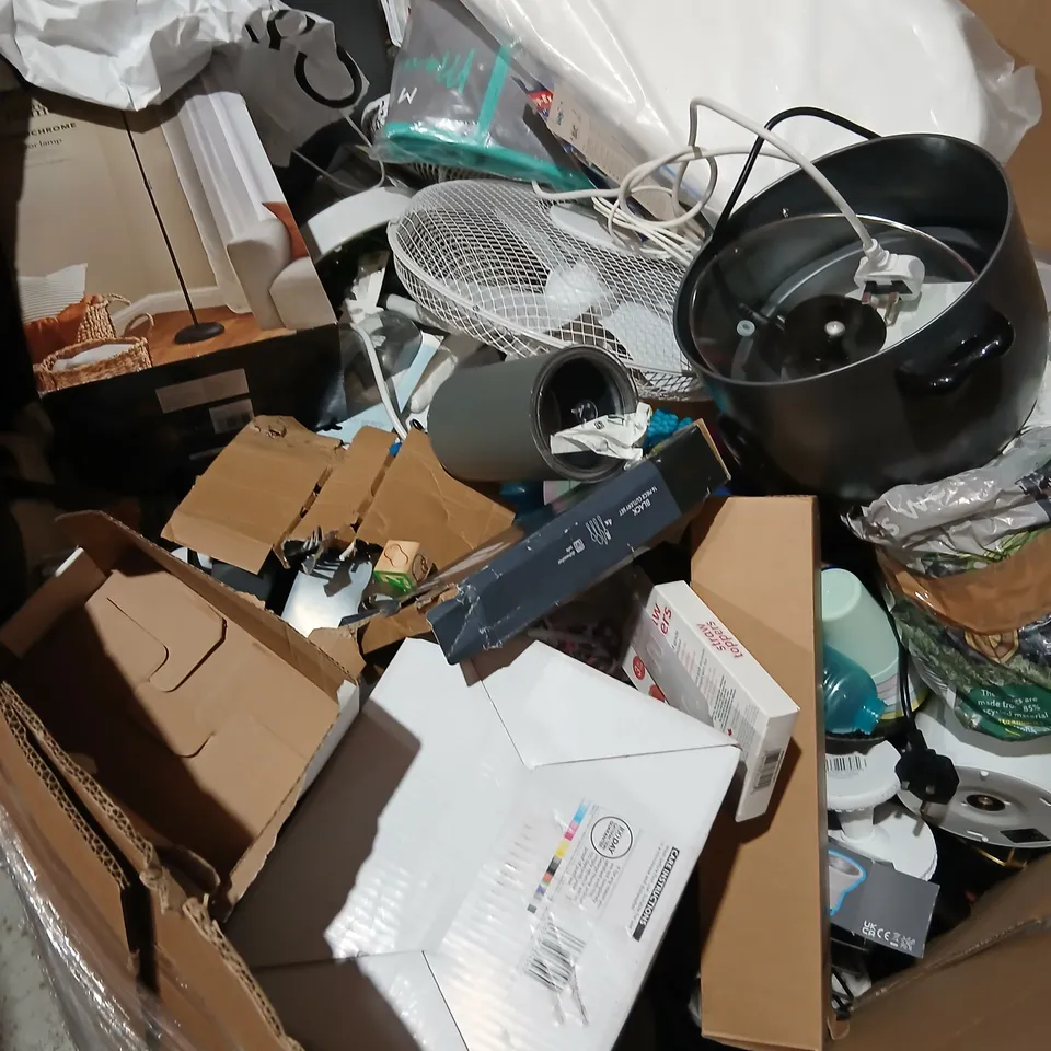 PALLET CONSISTING OF A LARGE QUANTITY OF ASSORTED PRODUCTS TO INCLUDE; MONOCHROME FLOOR LAMP, CUTLERY SET, DINNER SET, WOODEN BLOCKS, STRAW TOPPERS AND SWAN TOASTER