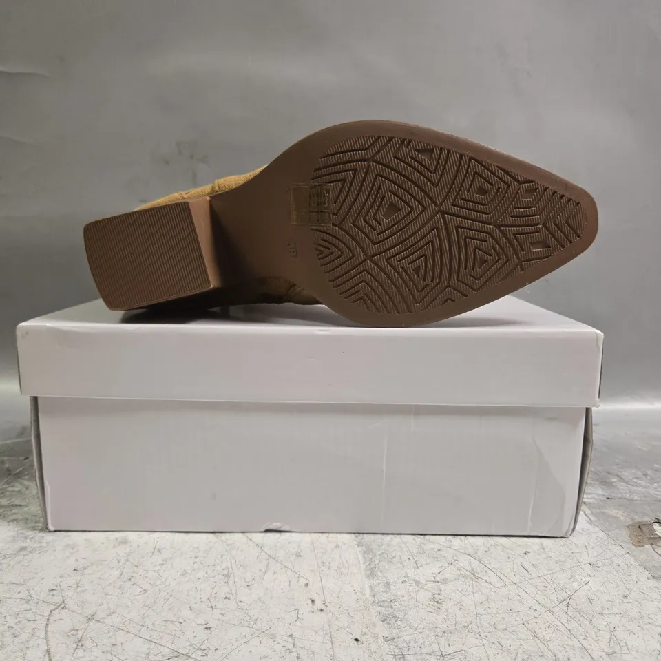 BOXED PAIR OF UNBRANDED BLOCK HEEL WESTERN STYLE BOOTS IN TAN SIZE EU 38
