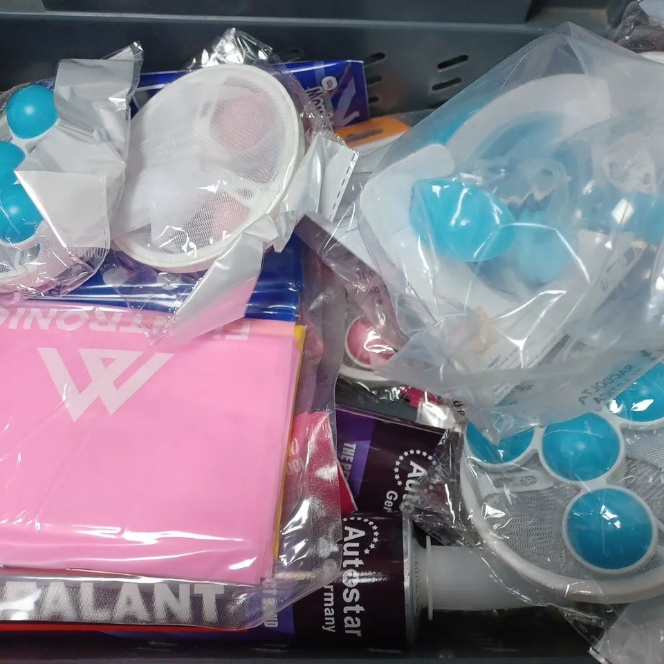 BOX OF APPROXIMATELY 15 ASSORTED ITEMS TO INCLUDE - CHUCKIT FETCH GAMES , MOULD MAGIC SURFACES , I-DOODLE HIGHLIGHTERS ETC