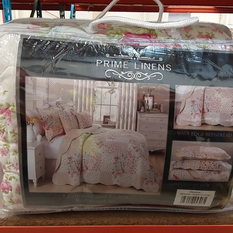 BAGGED MARON PINK/VIOLET/WHITE MICROFIBER LUXURIOUS BEDSPREAD SET // SIZE: SINGLE (1 ITEM)