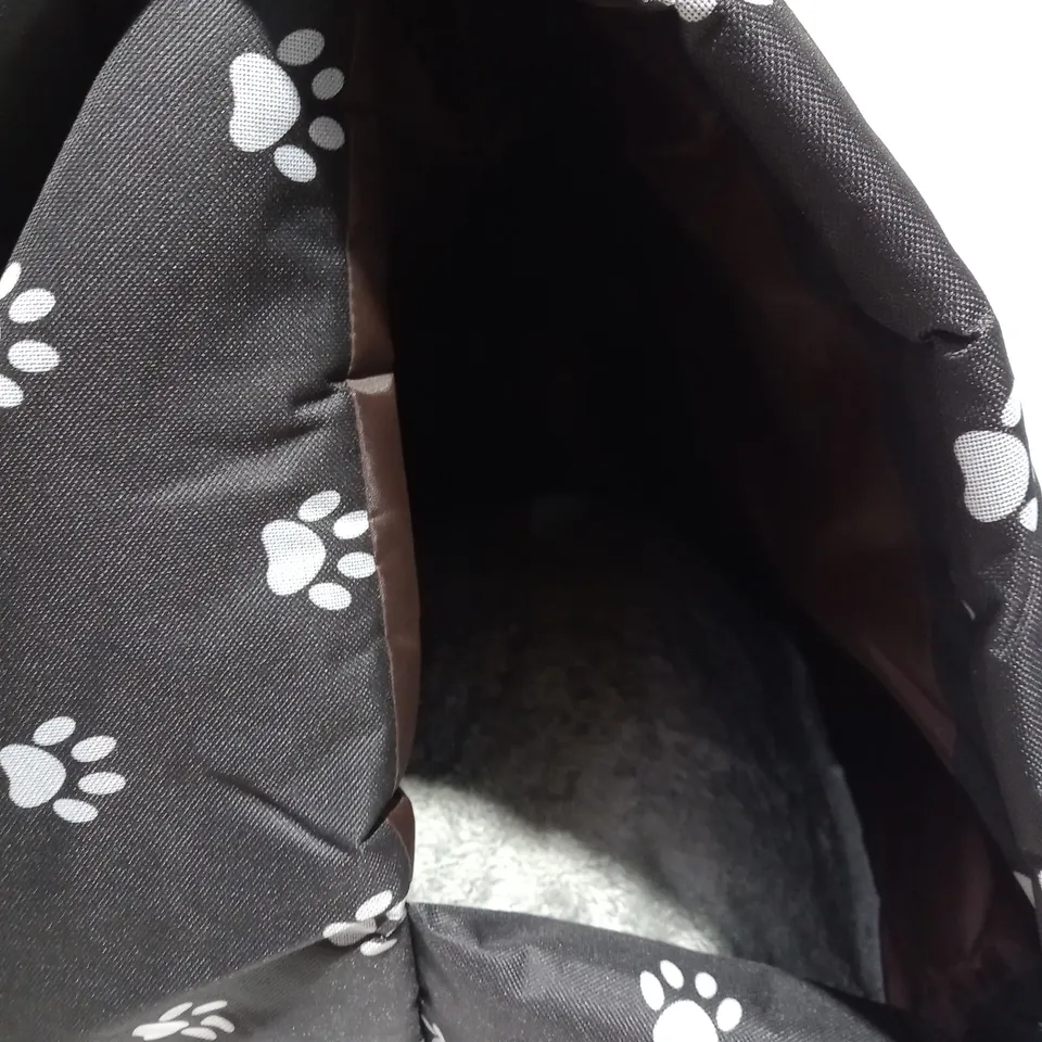 SIZE XL BLACK AND GREY PAW DESIGNED DOG BED 