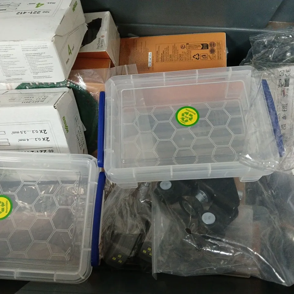 APPROXIMATELY 10 ASSORTED ITEMS TO INCLUDE - SCRATCHER , WIRE TRIMMER HEAD ETC