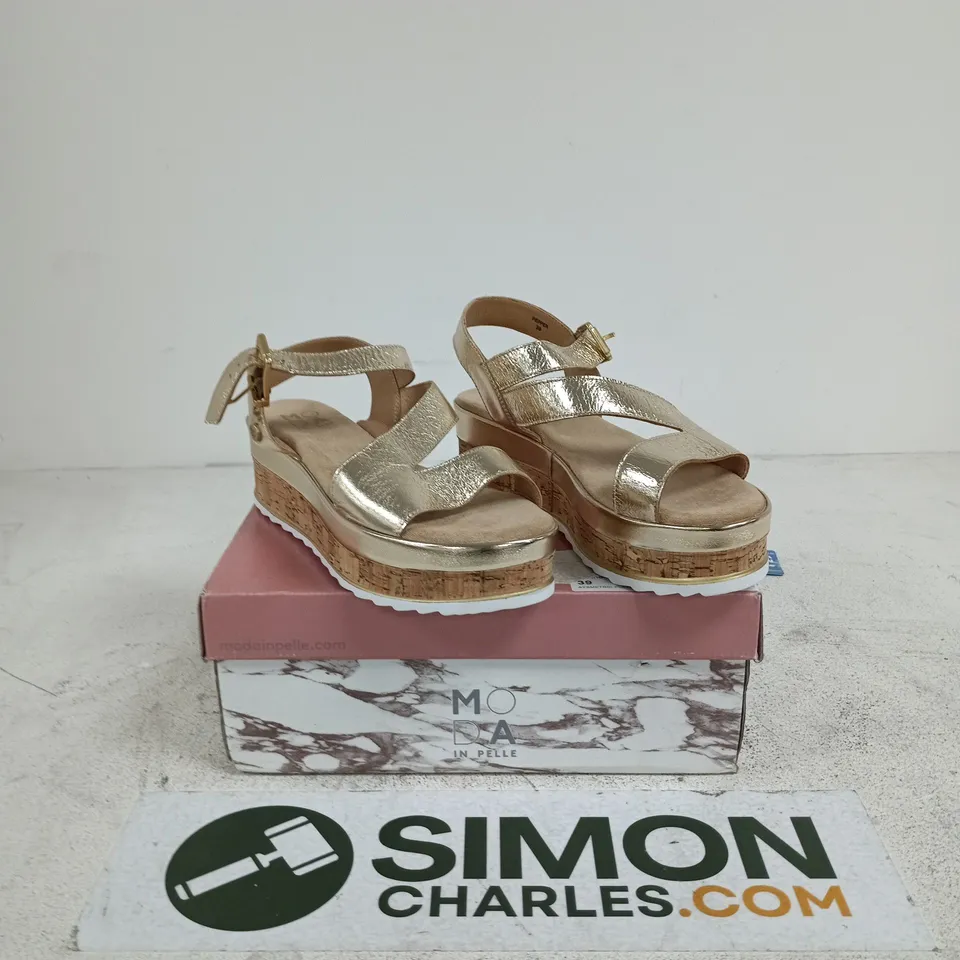 BOXED PAIR OF MODA IN PELLE PLATFORM WEDGE OPEN TOE SANDALS IN METALLIC GOLD SIZE 6