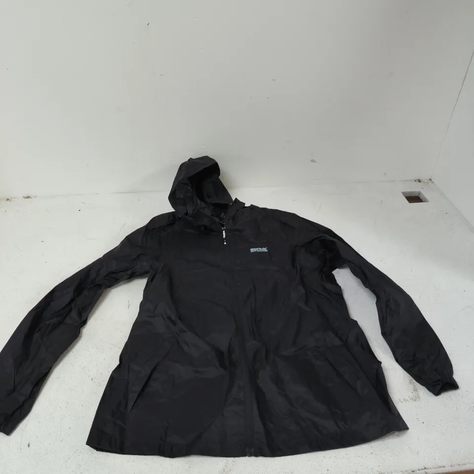 BOX OF APPROXIMATELY 20 ASSORTED CLOTHING ITEMS TO INCLUDE: REGATTA RAINCOAT