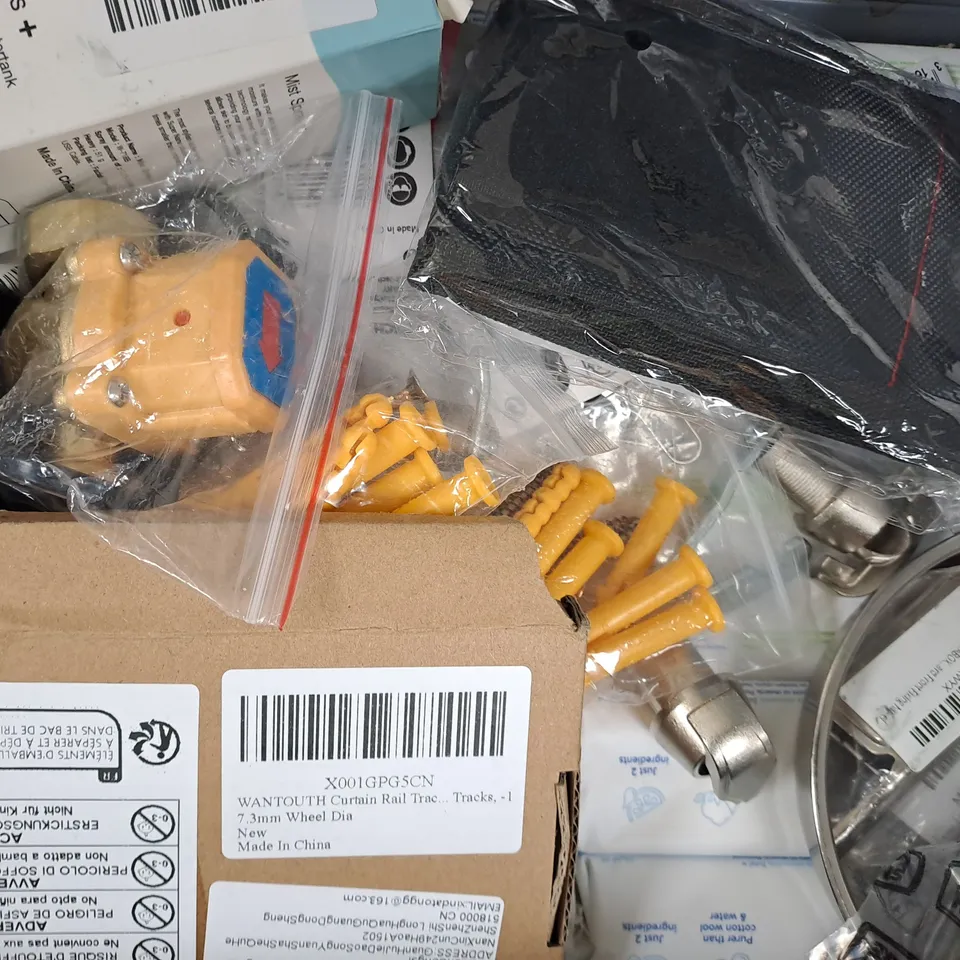 APPROXIMATELY 10 ASSORTED HOUSEHOLD ITEMS TO INCLUDE PORTABLE SEALING MACHINE, PADLOCK, SOLAR STONE EFFECT DECK LIGHT, ETC