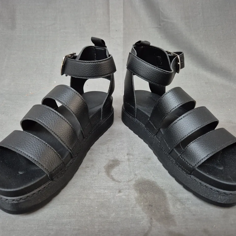 BOXED PAIR OF UNBRANDED OPEN TOE PLATFORM SANDALS IN BLACK SIZE 5