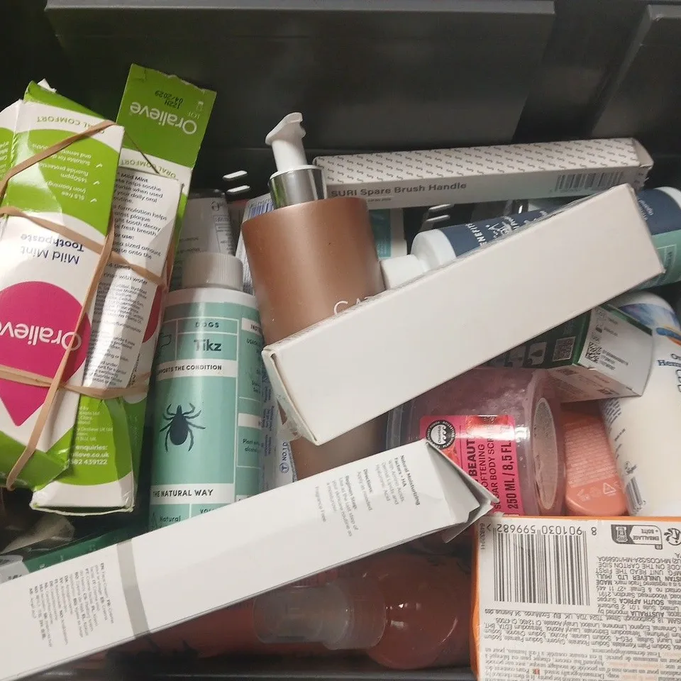 APPROXIMATELY 15 ASSORTED HEALTH & BEAUTY PRODUCTS TO INCLUDE SURI SPARE BRUSH HANDLE, GATINEAU GOLDEN GLOW, SKIN BEAUTY SOFTENING BODY SCRUB, ETC - COLLECTION ONLY