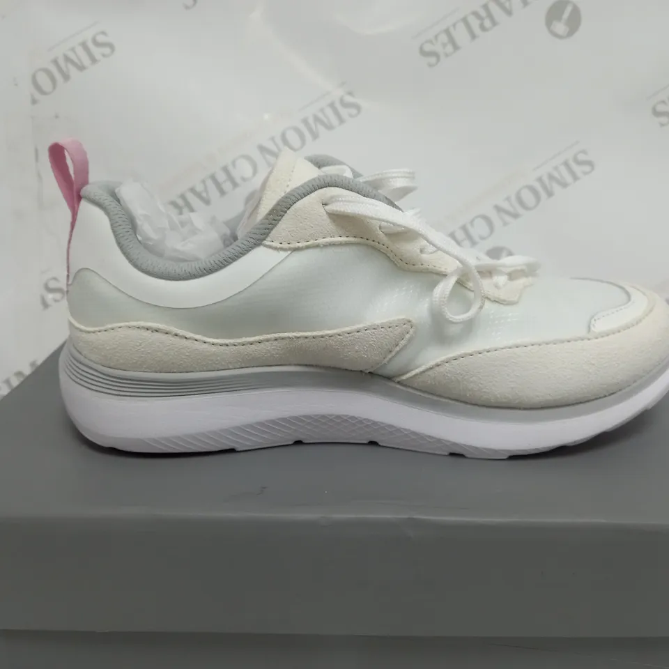 BOXED PAIR OF VIONIC DESIGNER TRAINERS - WHITE - UK SIZE 5.5