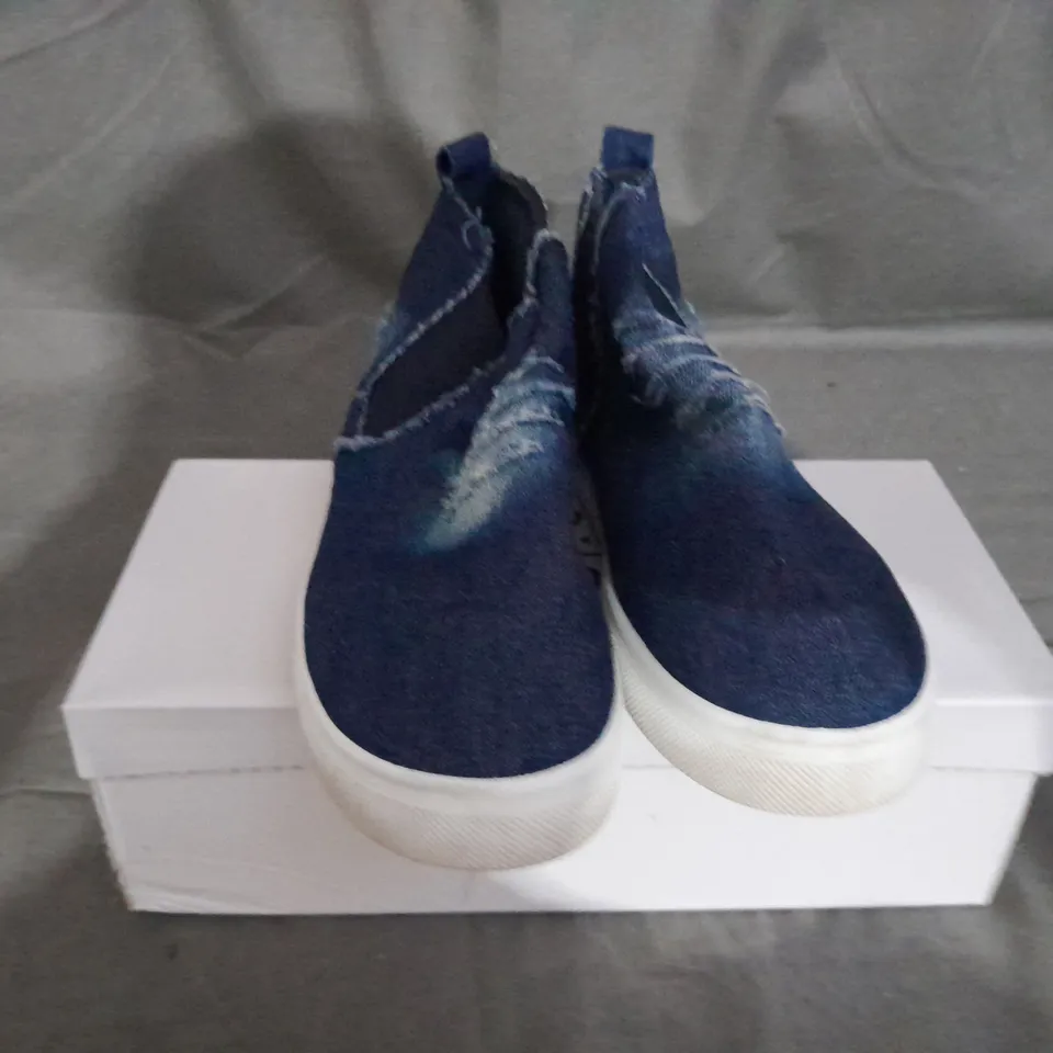 APPROXIMATELY 12 BOXED PAIR OF BLUE SLIP ON TRAINERS IN VARIOUS SIZES TO INCLUDE SIZE 37EU 