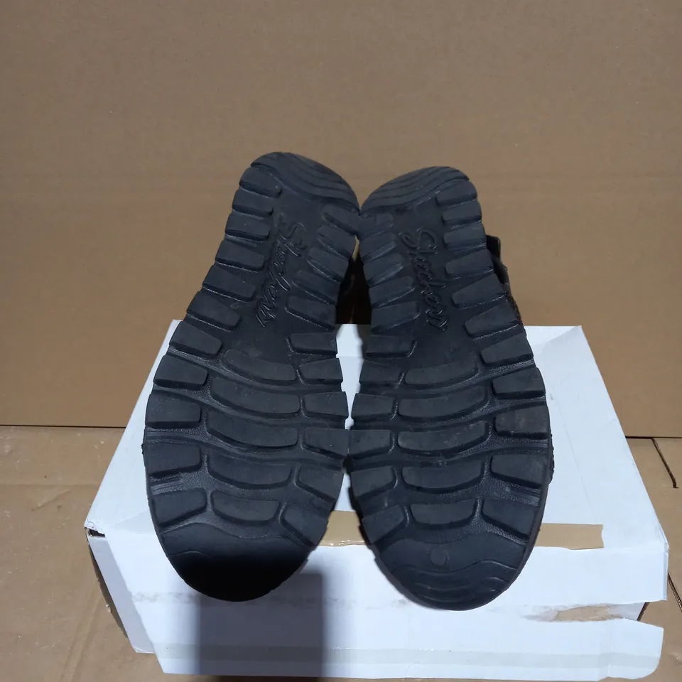 SKETCHERS PARTY SANDAL SIZE 8