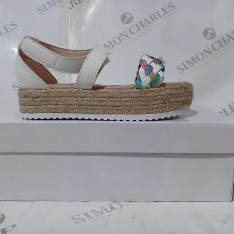 BOXED PAIR OF DESIGNER OPEN TOE PLATFORM SANDALS IN WHITE EU SIZE 32