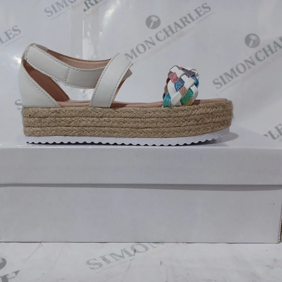 BOXED PAIR OF DESIGNER OPEN TOE PLATFORM SANDALS IN WHITE EU SIZE 32