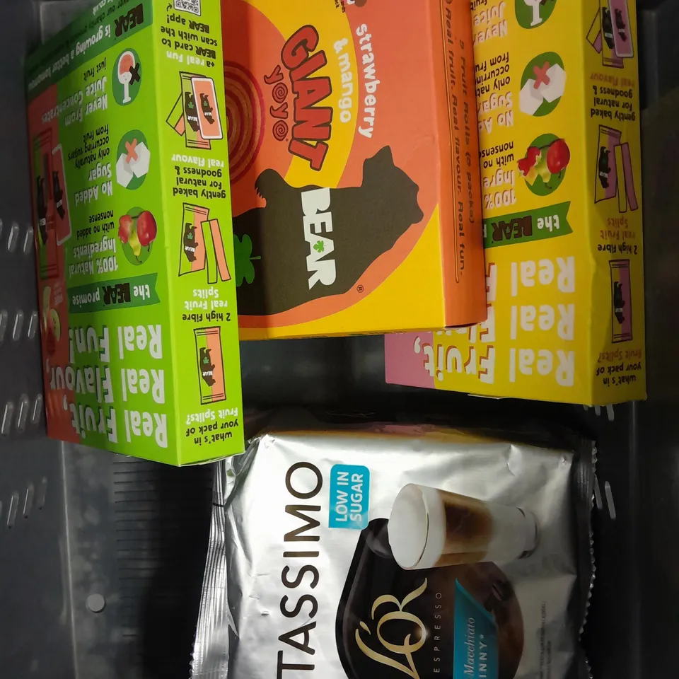 APPROXIMATELY 10 ASSORTED FOOD/DRINK PRODUCTS TO INCLUDE AFTER EIGHT MINTS, TASSIMO COFFEE, WALKERS SHORTBREAD SELECTION ETC  
