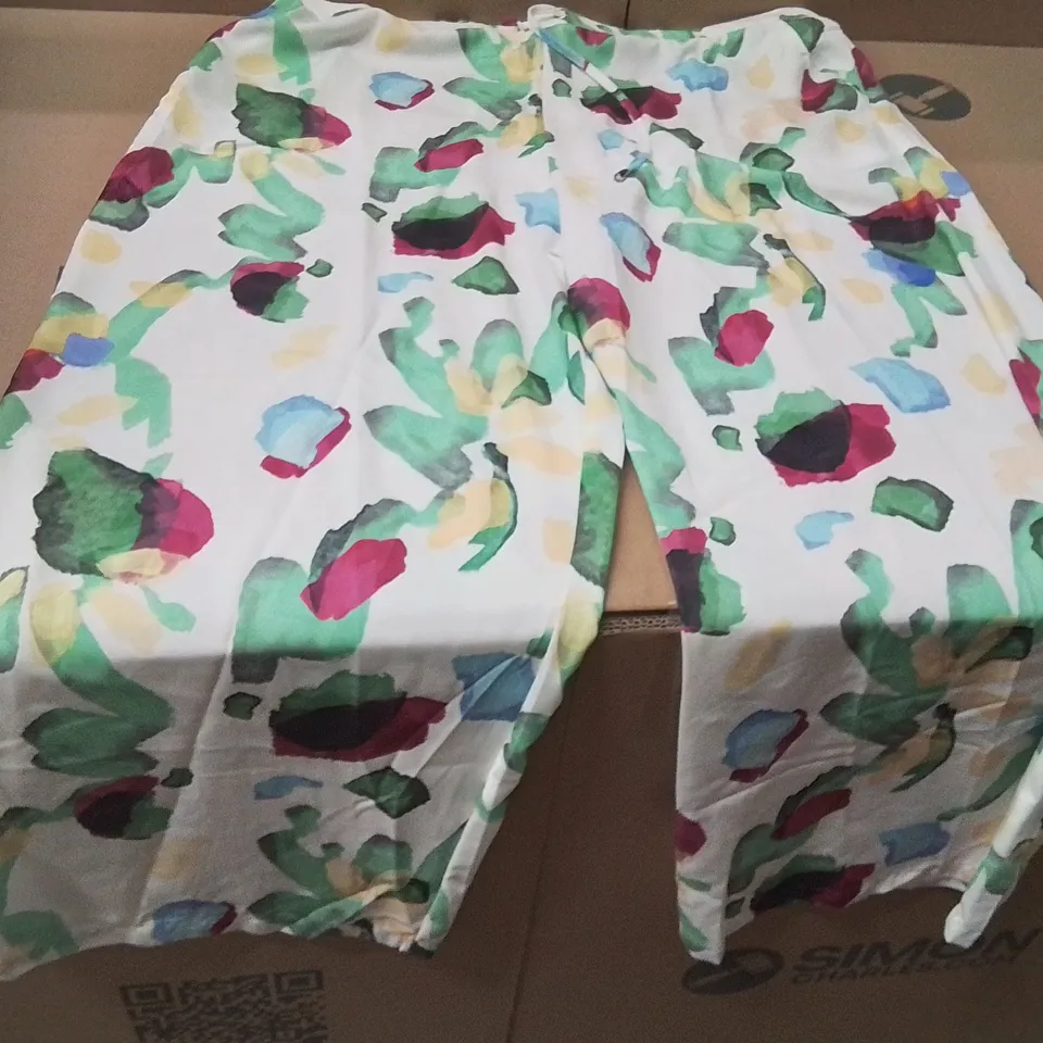 BOXED BRAND NEW APPROXIMATELY 19 JD WILLIAMS PRINTED WIDE LEG TROUSERS GREEN PRINT SIZE 22