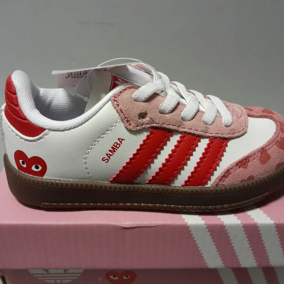 BOXED PAIR OF ADIDAS INFANTS SAMBA PLAY IN WHITE/PINK - UK 8.5K