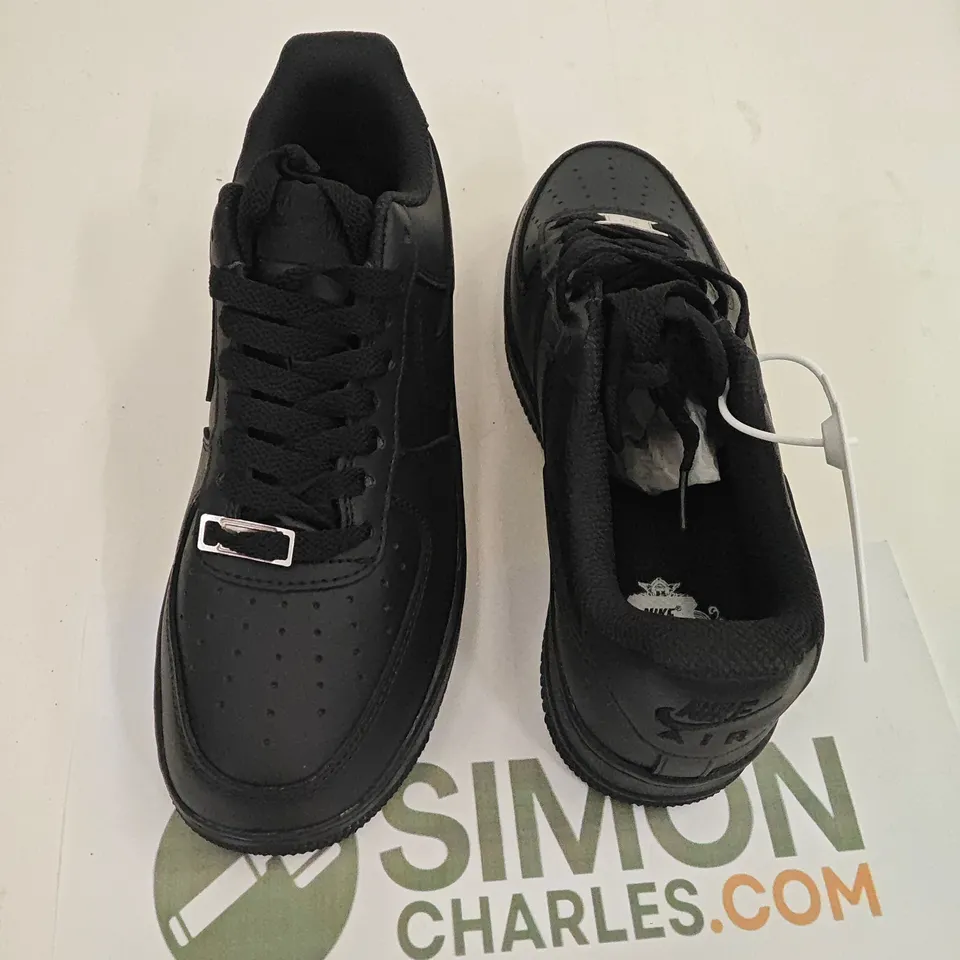 NIKE AIR FORCE 1 TRAINERS IN BLACK - UK 7