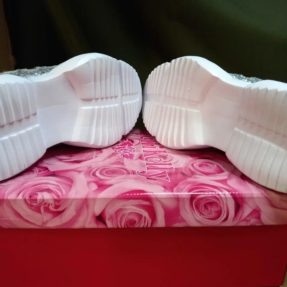 NEW/BOXED LELLIKELLY WHITE/SILVER GLITTER DETAILED TRAINERS - SIZE 3.5