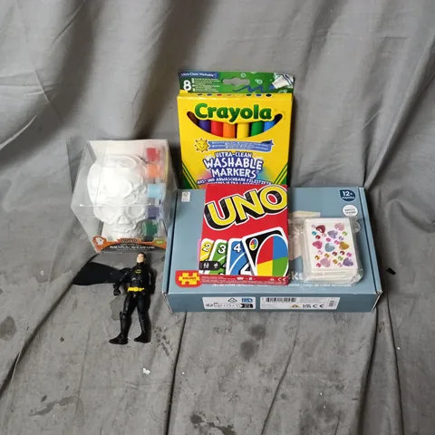 APPROXIMATELY 15 ASSORTED ITEMS OF TOYS AND GAMES INCLUDING CRAYOLA WASHABLE MARKERS, UNO PLAYING CARDS, SKULL STATUE WITH PAINTS AND SENSORY BLOCKS