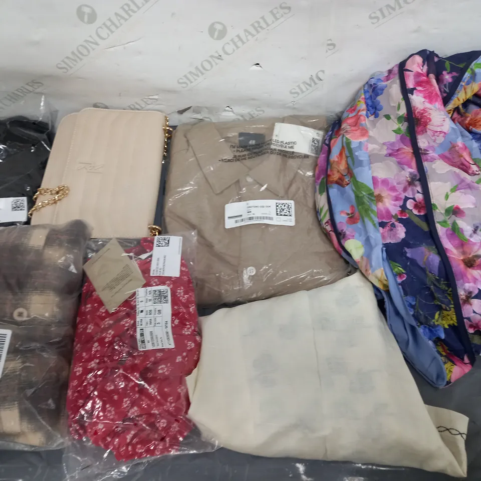 LARGE QAUNTIITY OF ASSORTED CLOTHING ITEMS TO INCLUDE DRESSES, JEANS, SHIRTS, ETC