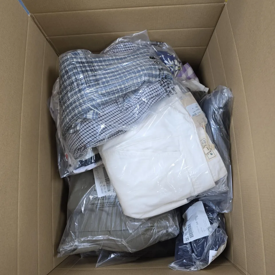 BOX OF APPROXIMATELY 25 ASSORTED CLOTHING ITEMS OF VARIOUS SIZES AND STYLES