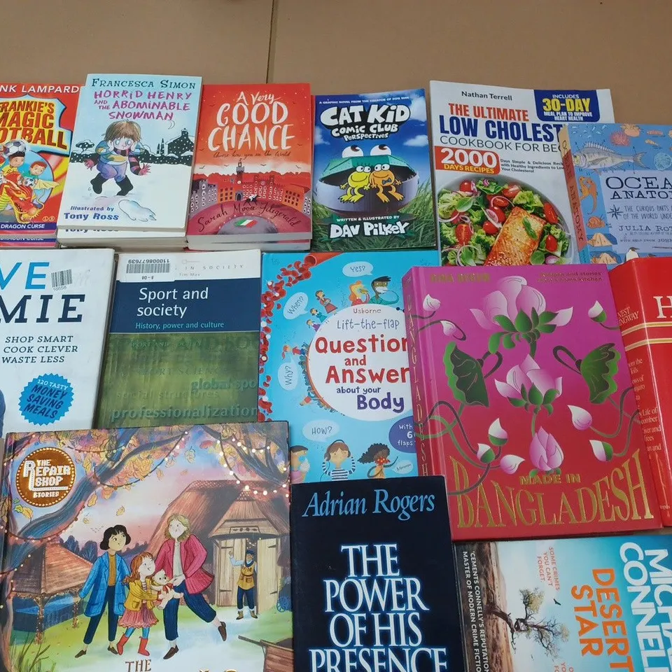 LARGE QUANTITY OF ASSORTED BOOKS TO INCLUDE SAVE JAMIE COOKBOOK, OCEAN ANATOMY AND DATA STRUCTURES IN PYTHON