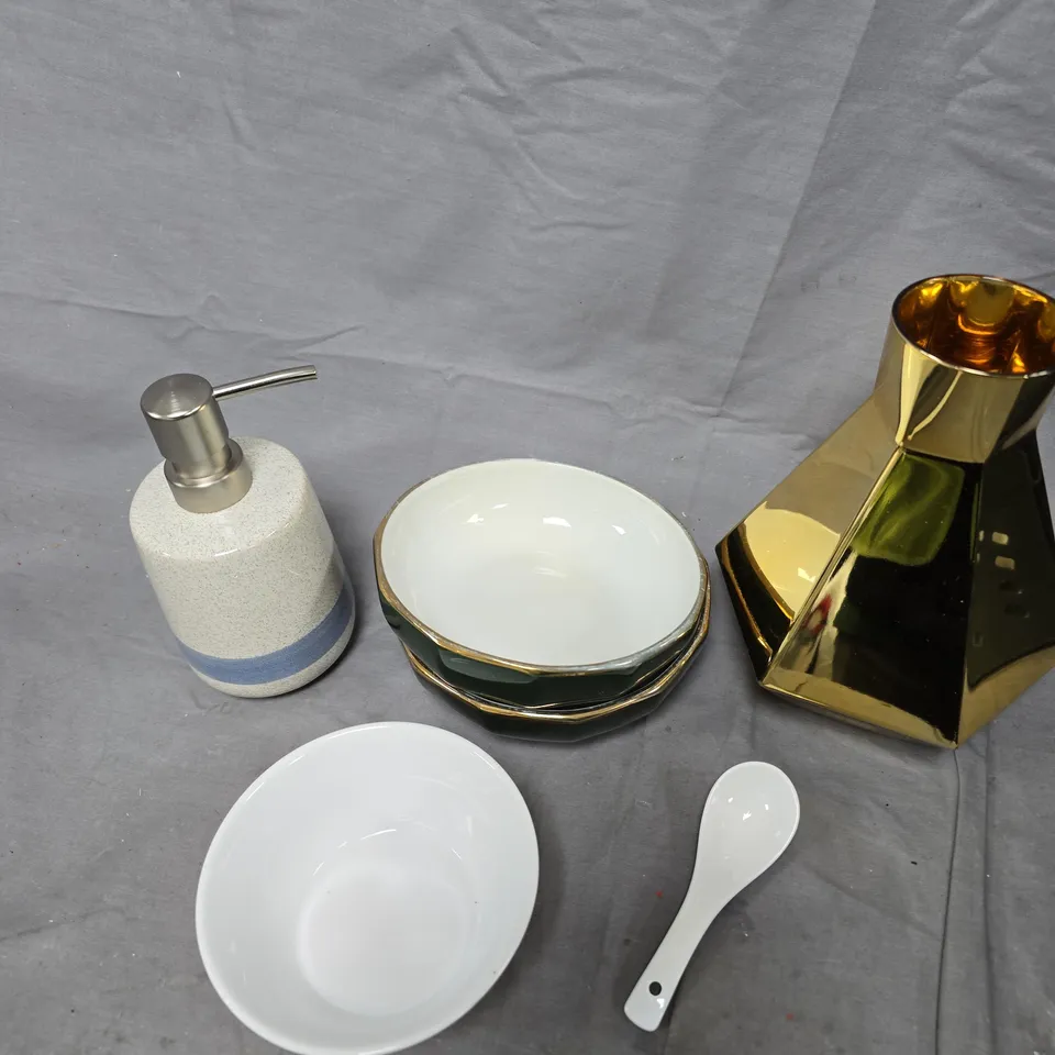APPROXIMATELY 7 ASSORTED HOUSEHOLD PRODUCTS TO INCLUDE BOWL SET, SOAP DISPENSER, VASE ETC