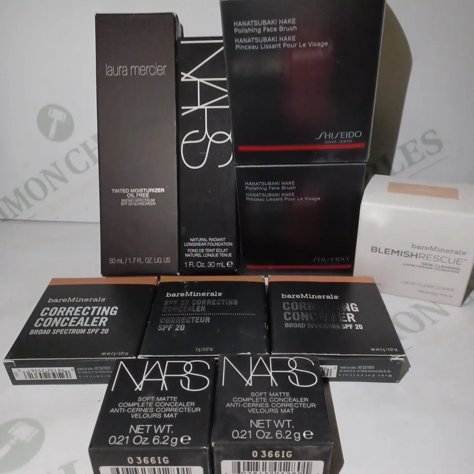 LOT OF APPROX 12 ASSORTED BEAUTY PRODUCTS TO INCLUDE NARS CONCEALER #CUSTARD, BAREMINERALS CONCEALER #DARK 2, SHISEIDO POLISHING FACE BRUSH, ETC 