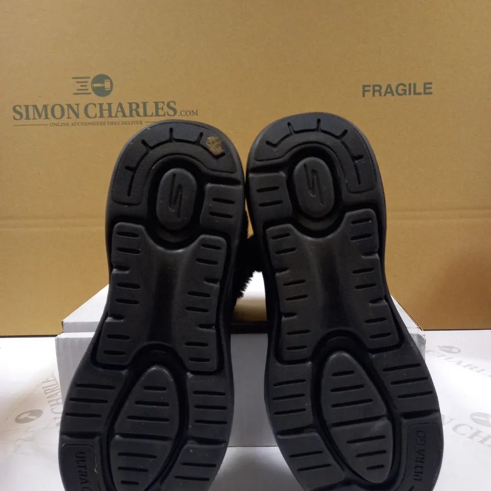 BOXED PAIR SKECHERS UK SIZE 5 GO WALK ARCH FIT SUEDE CHUGGA BOOT BLACK