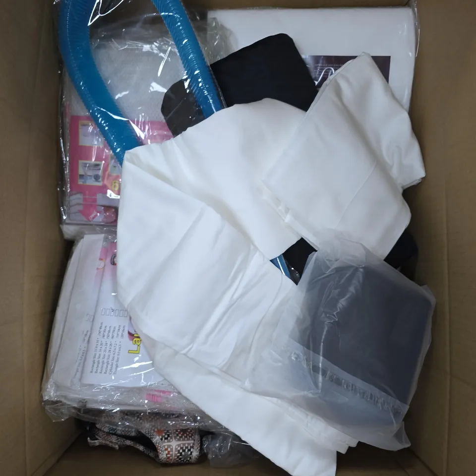 APPROXIMATELY 15 ASSORTED HOUSEHOLD PRODUCTS TO INCLUDE LAUNDRY BAG, SILICONE MOLDS, STORAGE BAG ETC 