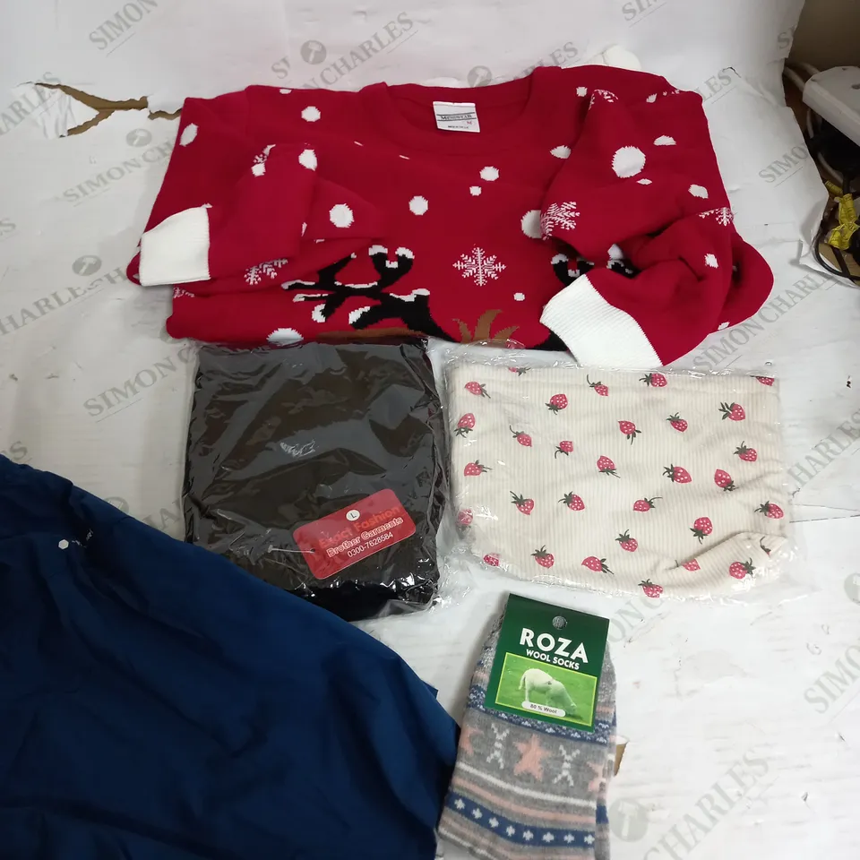 BOX OF APPROXIMATELY 22 ASSORTED CLOTHING ITEMS TO INCUDE - JUMPER , SOCKS , BAG ETC