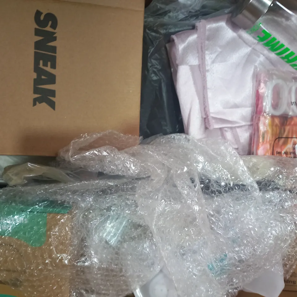 BOX OF APPROXIMATELY 20 ASSORTED HOUSEHOLD ITEMS TO INCLUDE IDEAL LINE CELLFAST GARDEN HOSE CORNER GUIDE, PACK OF 4 SLIPPER TOWEL HOLIDAY CLOTHES PEGS, ETC