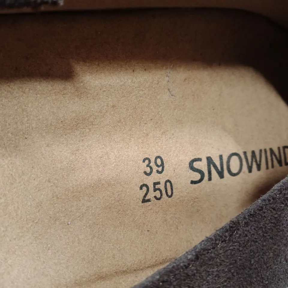 BOXED SNOWWIND CLOGS – SUEDE MOCHA, UK 6.5 (EU 39) – MEN'S
