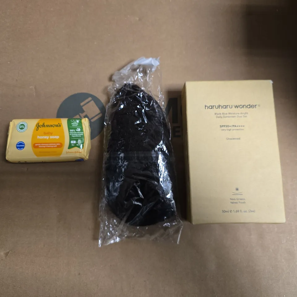 APPROXIMATELY 15 ASSORTED HEALTH & BEAUTY PRODUCTS TO INCLUDE HONEY SOAP. HAIR EXTENSIONS, HARUHARU WONDER MOISTURISING SUNCREAM ETC - COLLECTION ONLY 