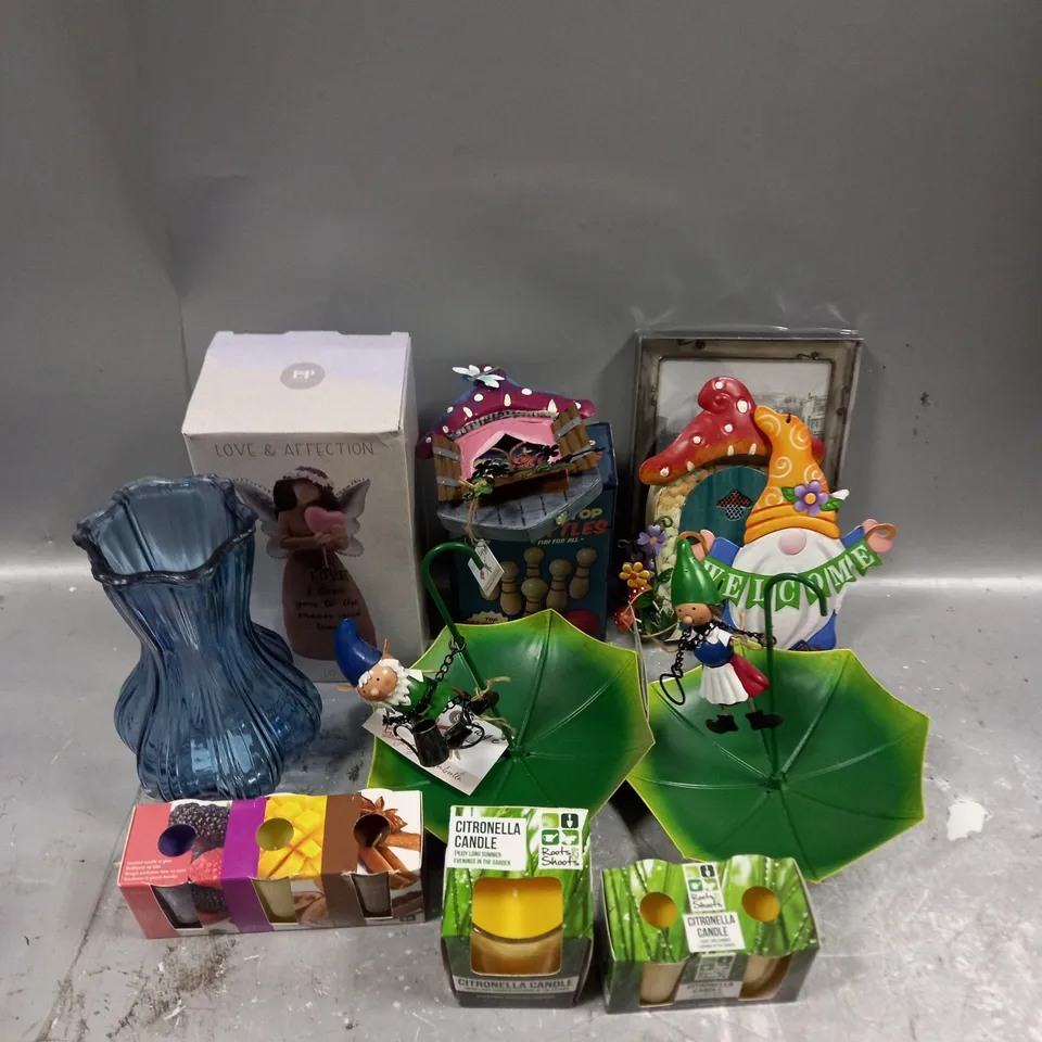 BOX OF APPROXIMATELY 10 ASSORTED HOUSEHOLD ITEMS TO INCLUDE - OLIVE & SAGE HANGING DECORATIONS - RETRO GAMES DESKTOP SKITTLES - ROOTS & SHOOTS CITRONELLA CANDLE - ETC