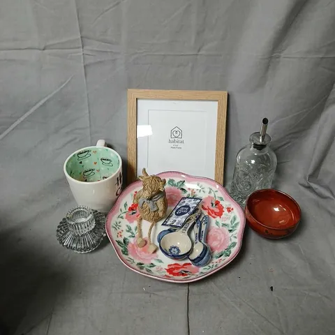 APPROXIMATELY 12 ASSORTED FRAGILE HOUSEHOLD ITEMS TO INCLUDE "4X4 PHOTO FRAME, HOFFI COFFI MUG, CANDLE HOLDERS, ETC